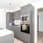 New - Sleeps 4 - Parking - Centre *
