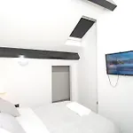 New - Sleeps 4 - Parking - Centre Apartment