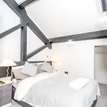 New - Sleeps 4 - Parking - Centre