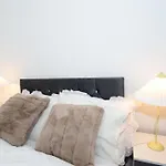 New - Sleeps 4 - Parking - Centre Apartment