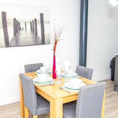 New - Sleeps 4 - Parking - Centre Apartment