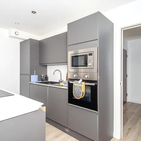 New - Sleeps 4 - Parking - Centre *