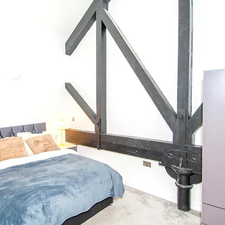 New - Sleeps 4 - Parking - Centre Apartment