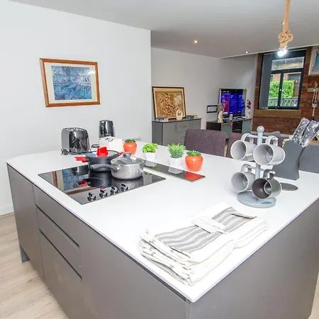 Apartment New - Sleeps 4 - Parking - Centre