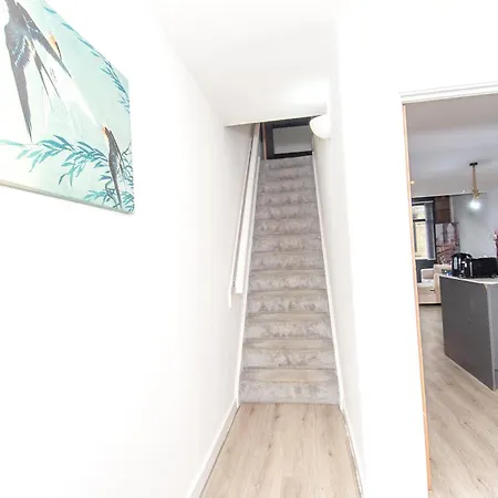 New - Sleeps 4 - Parking - Centre Apartment *