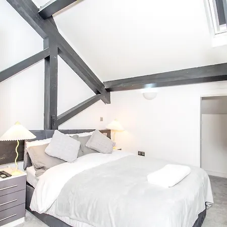 New - Sleeps 4 - Parking - Centre