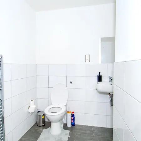 New - Sleeps 4 - Parking - Centre