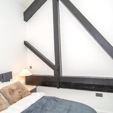 New - Sleeps 4 - Parking - Centre Apartment
