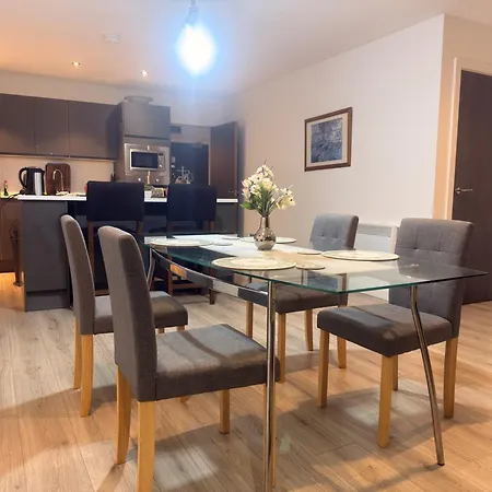 Apartment New - Sleeps 4 - Parking - Centre *