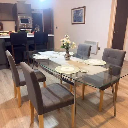 Apartment New - Sleeps 4 - Parking - Centre