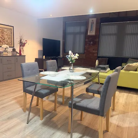 New - Sleeps 4 - Parking - Centre Bradford (West Yorkshire)