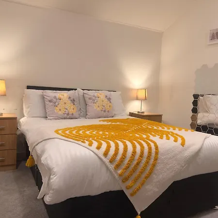 New - Sleeps 4 - Parking - Centre Apartment