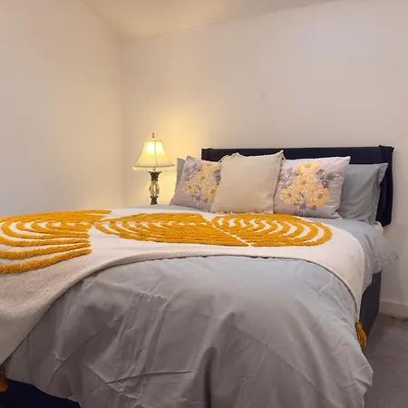 New - Sleeps 4 - Parking - Centre Apartment *