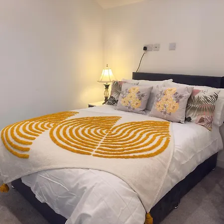 New - Sleeps 4 - Parking - Centre Apartment *
