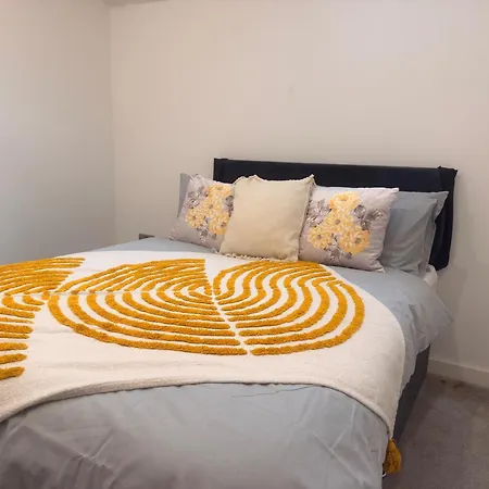 New - Sleeps 4 - Parking - Centre Apartment *