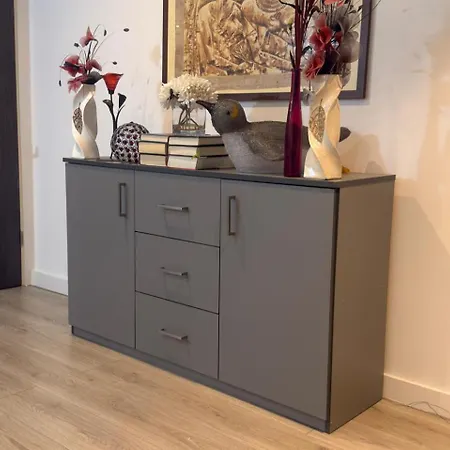 New - Sleeps 4 - Parking - Centre *