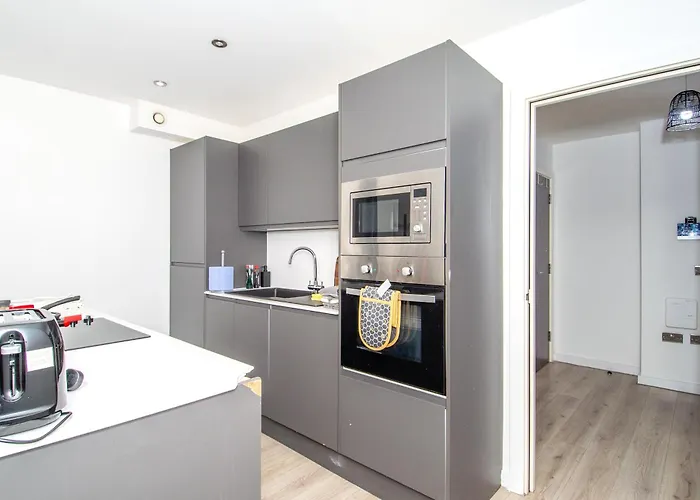 New - Sleeps 4 - Parking - Centre *