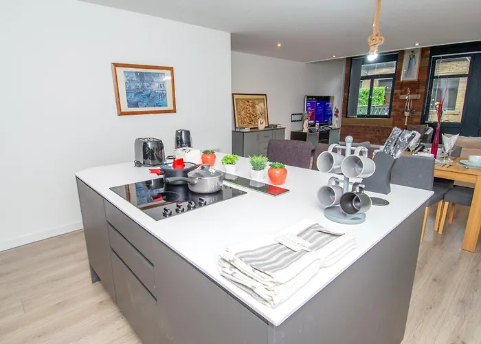 Apartment New - Sleeps 4 - Parking - Centre