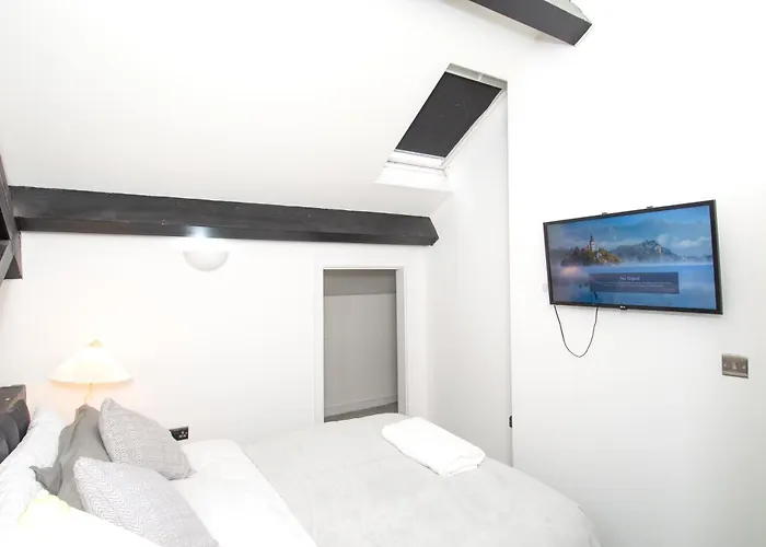 New - Sleeps 4 - Parking - Centre Apartment