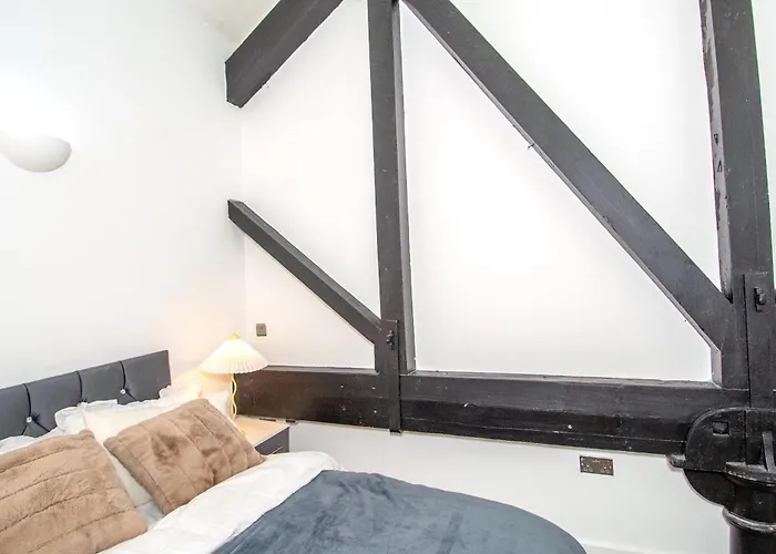 New - Sleeps 4 - Parking - Centre Apartment