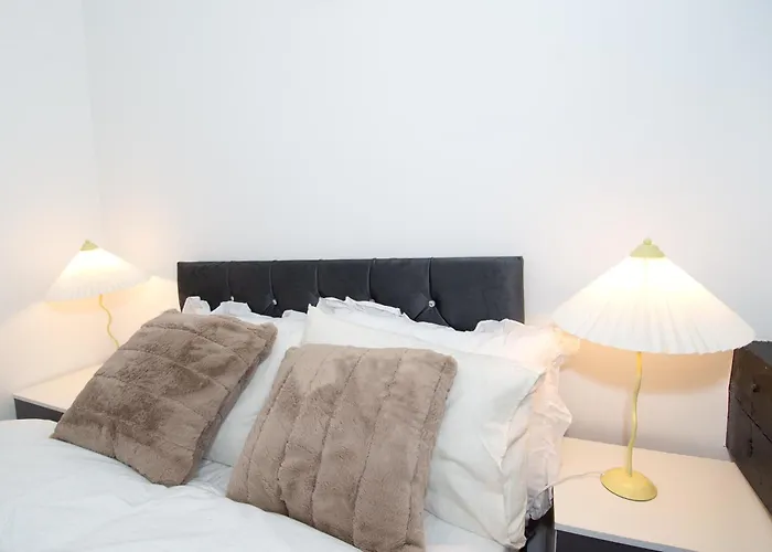 New - Sleeps 4 - Parking - Centre Apartment