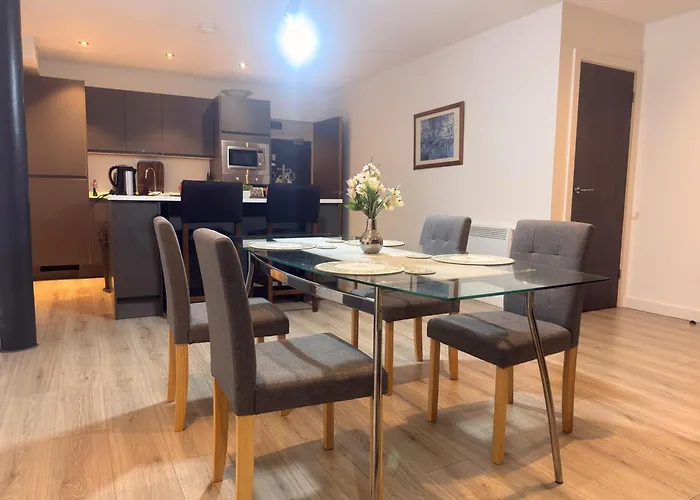 Apartment New - Sleeps 4 - Parking - Centre *