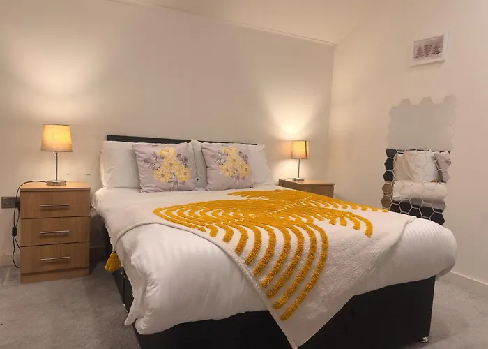 New - Sleeps 4 - Parking - Centre Apartment