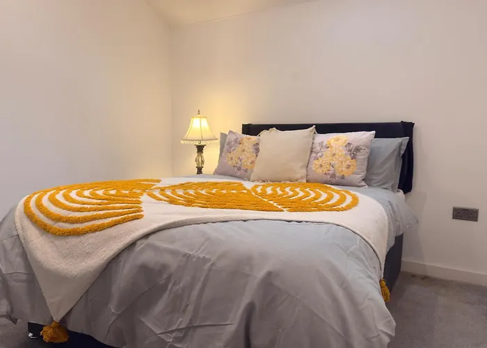 New - Sleeps 4 - Parking - Centre Apartment *