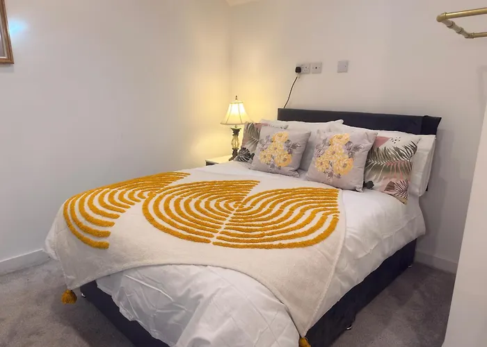 New - Sleeps 4 - Parking - Centre Apartment *