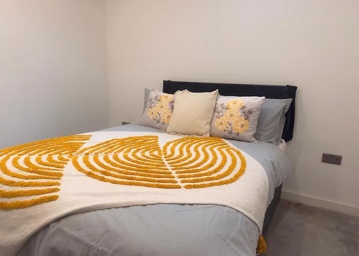 New - Sleeps 4 - Parking - Centre Apartment *