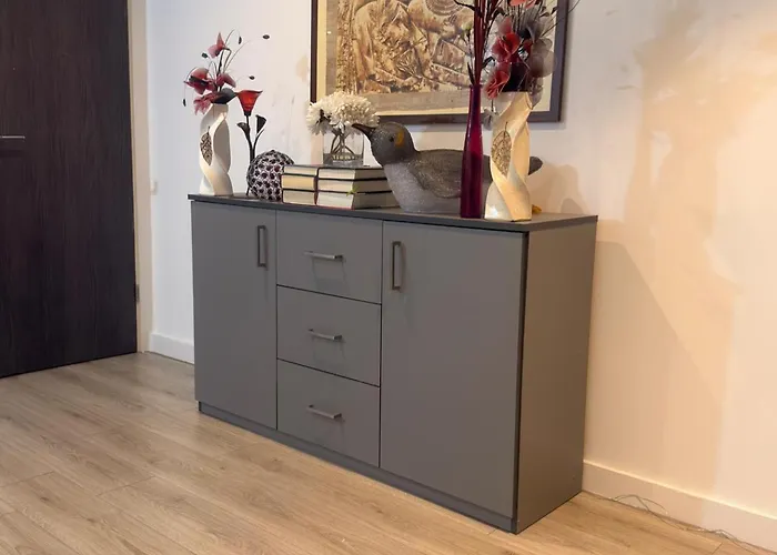 New - Sleeps 4 - Parking - Centre *