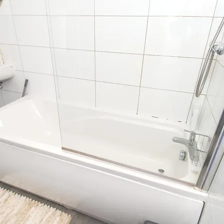 New - Sleeps 4 - Parking - Centre 브래드퍼드